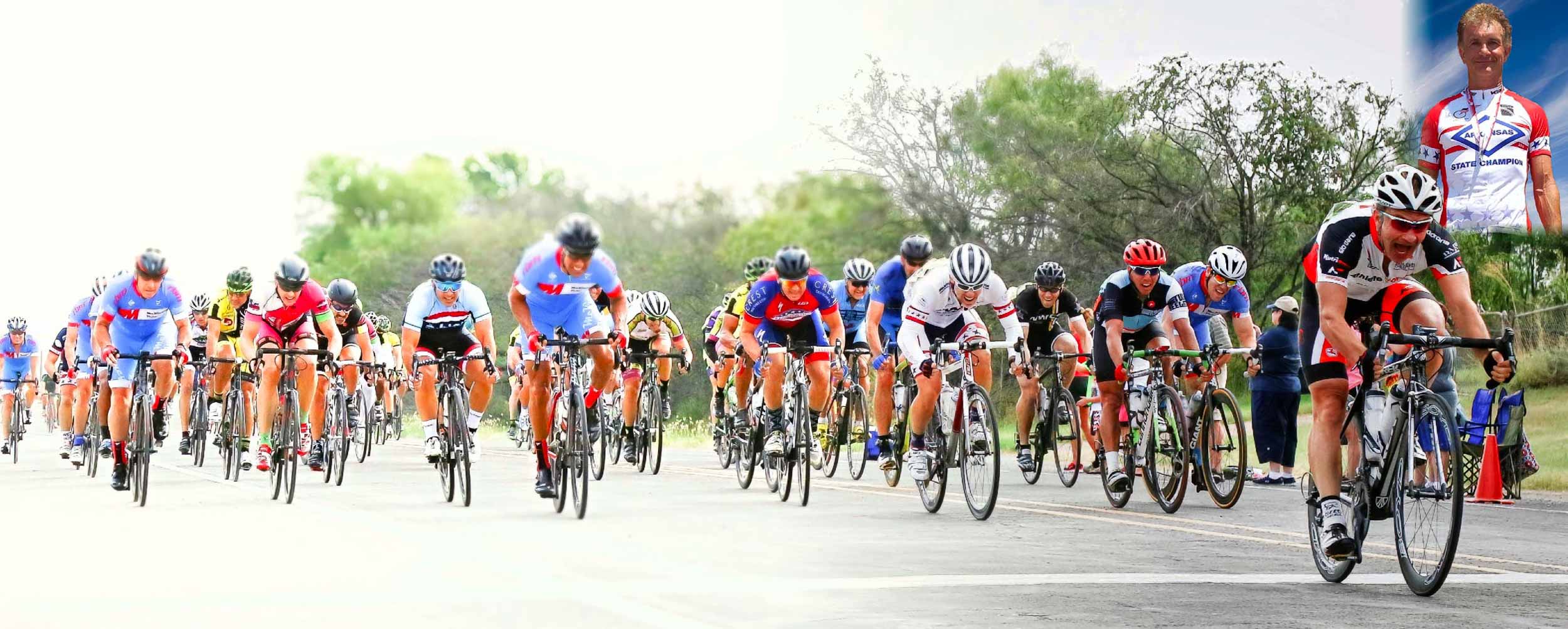 Cílový dojezd a vyhraný spurt cyklistického pelotonu našeho klienta Paula Komarka v silničním závodu Hotter Hell 100 v americkém Texasu